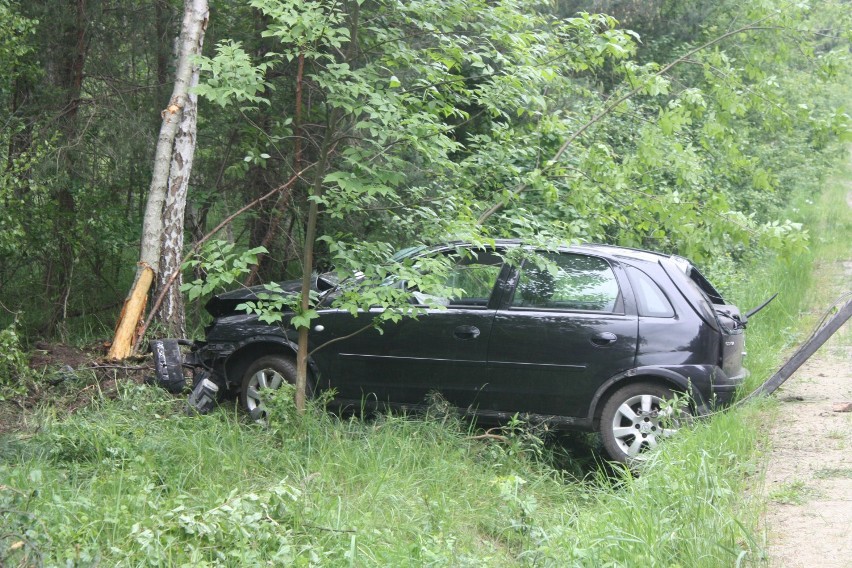 Samochód wjechał w drzewo w Piasecznie