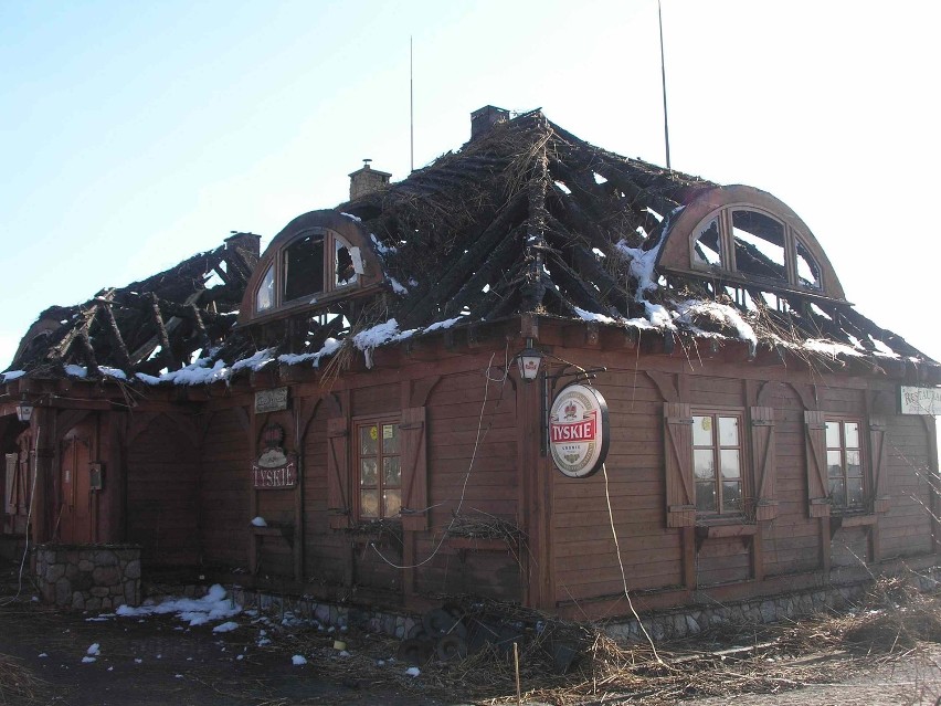 Po pożarze dworku w Ciechocinie. Spłonął cały dach pokryty trzciną