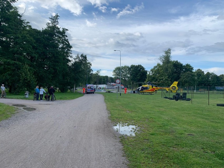 Wypadek na skateparku w Szczecinku. Śmigłowiec w akcji [zdjęcia]