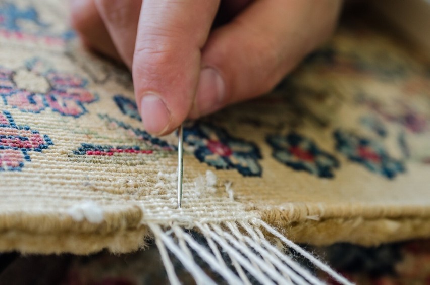 Tak wygląda proces odnawiania orientalnego dywanika z wełny.