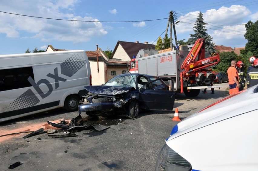 Wypadek w Bobrowie, dwie osoby ranne  [ZDJĘCIA]