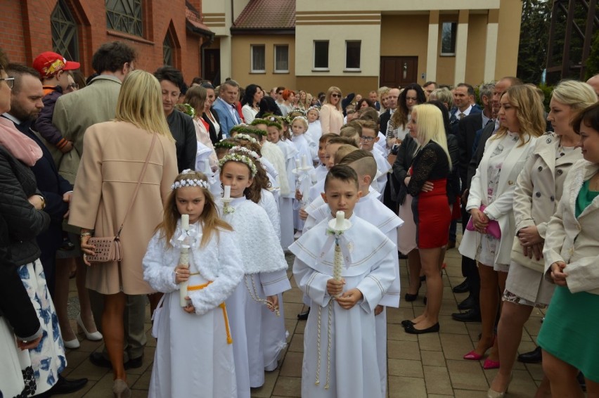 Prawie 100 dzieci przystąpiło do Pierwszej Komunii świętej w parafii Wniebowzięcia NMP w Bolszewie [ZDJĘCIA]