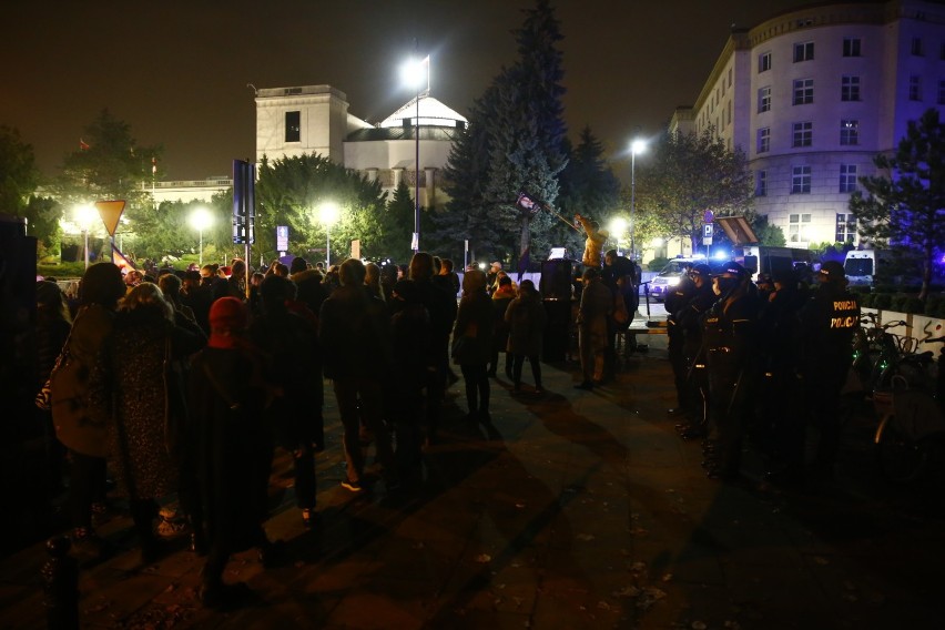 Techno-protest pod Sejmem. W sieci zapisały się tysiące osób, ale przyszło kilkadziesiąt. Policja blokuje dojście na Wiejską