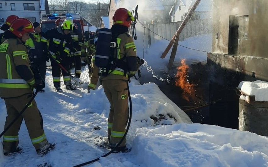 Akcja gaśnicza przy pożarze szkoły w Brzeźnicy, 4.12.2023