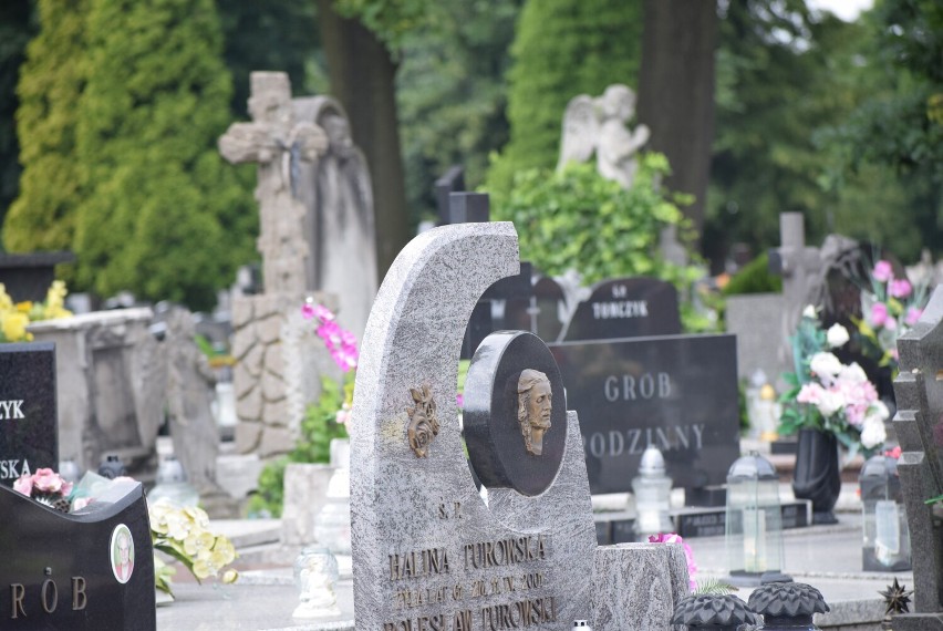 Cmentarz Parafialny w Sieradzu w upalny dzień lipcowy