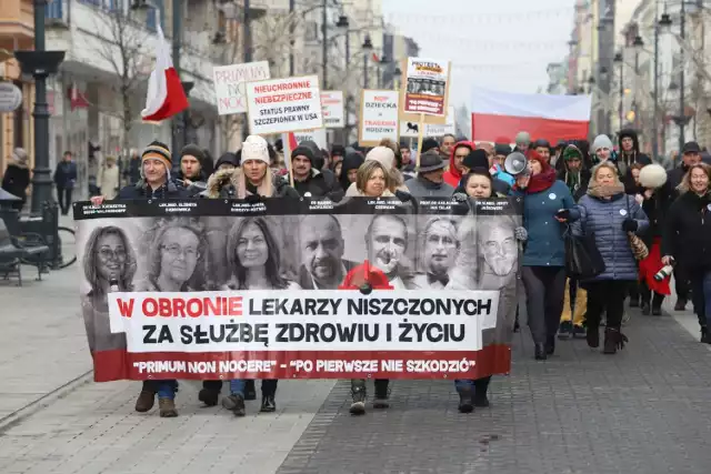 Przeciwnicy obowiązku szczepień protestowali w środę (30 stycznia) przed łódzką izbą lekarską, gdzie wyjaśnienia składał opoczyński lekarz, dr Hubert Czerniak.