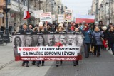 Protest antyszczepionkowców w Łodzi. Stanęli w obronie lekarza krytykującego obowiązek szczepień [ZDJĘCIA]