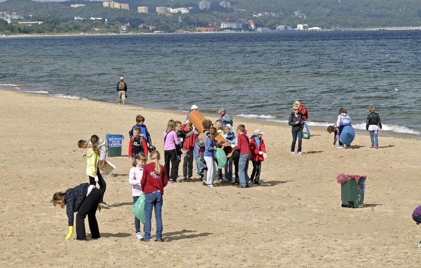 Akcję Sprzątania Świata uczniowie rozpoczeli na plaży w Brzeźnie