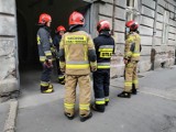 Dym nad kamienicą na ul. Dworskiego w Przemyślu. Wyjechały 3 zastępy strażaków [ZDJĘCIA]