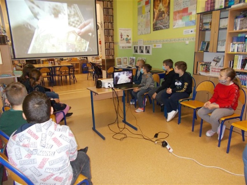 Zaduszki literackie w Szkole Podstawowej w Wicku. Bohaterem był Jan Szancer, wybitny ilustrator