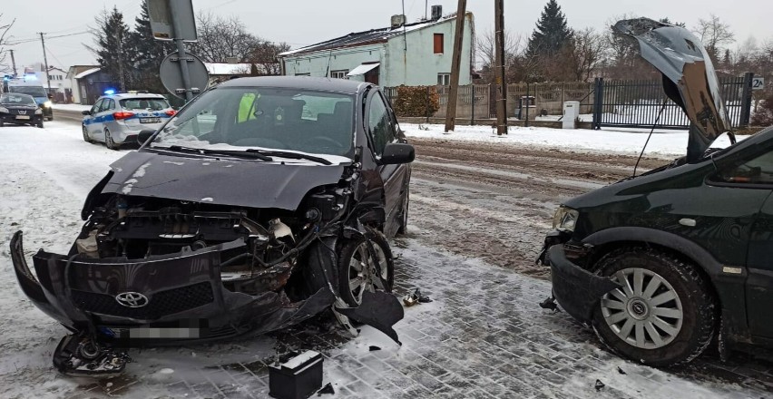 Wypadek na ul. Sucharskiego w Radomsku. Zderzyły się 2 samochody osobowe, 3 osoby przewiezione do szpitala