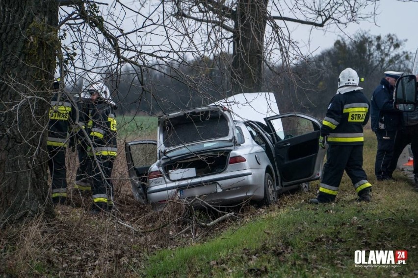 Wypadek w Marcinkowicach pod Wrocławiem. Pijany kierowca zaklinował się w aucie razem z pasażerem [ZDJĘCIA]