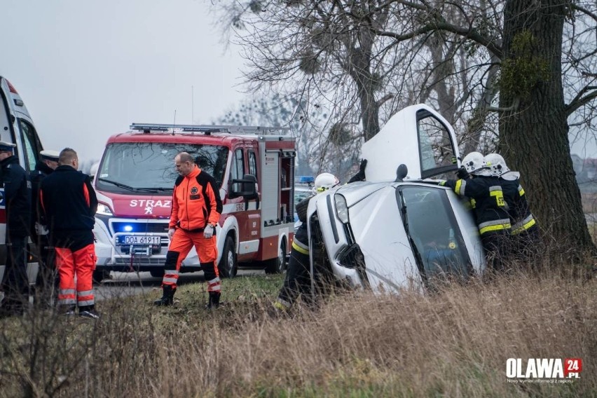 Wypadek w Marcinkowicach pod Wrocławiem. Pijany kierowca zaklinował się w aucie razem z pasażerem [ZDJĘCIA]