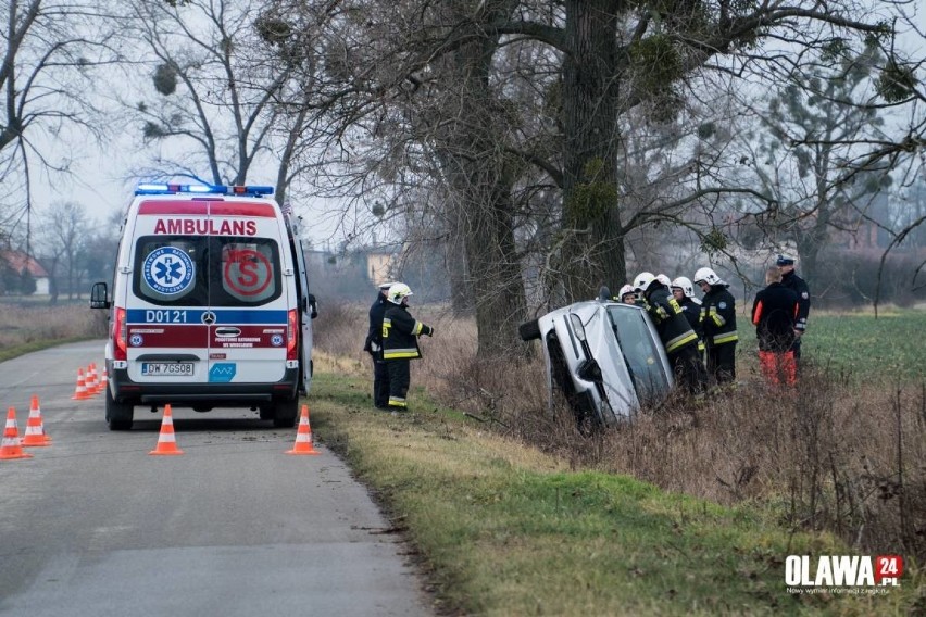 Wypadek w Marcinkowicach pod Wrocławiem. Pijany kierowca zaklinował się w aucie razem z pasażerem [ZDJĘCIA]