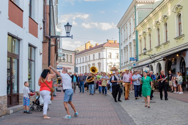 Starówka Jazz Festival. Jazzowe lato w ostatniej odsłonie, ulicą Wałową w Tarnowie przeszła parada nowoorleańska, 15.07.2022