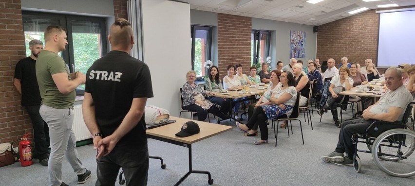 Żukowo. Policjanci spotkali się z seniorami - opowiadali o różnych metodach działania oszustów