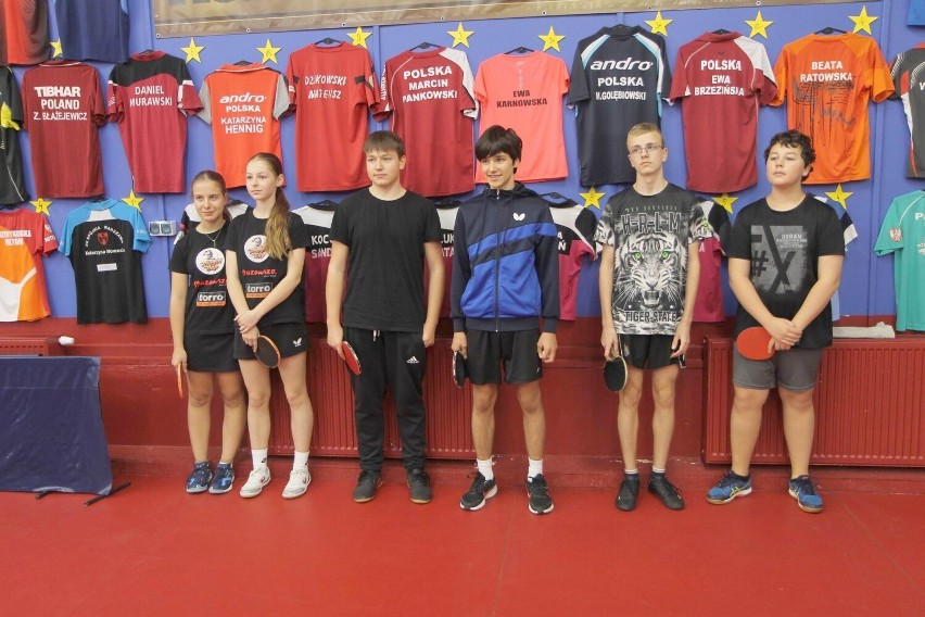 Finały miejskie Igrzysk Młodzieży Szkolnej (2009-2010) w tenisie stołowym w Chełmnie. Zdjęcia