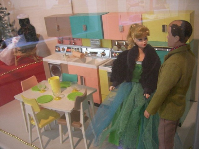 Źródło: http://commons.wikimedia.org/wiki/File:Early_Barbie_doll_en_suite_01.jpg