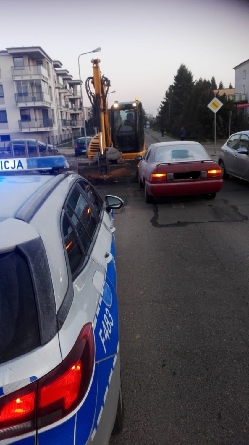 Wypadek na ul. Łokietka w Radomsku. Samochód zderzył się z koparką [ZDJĘCIA]