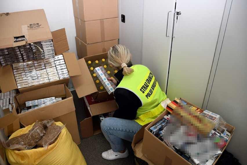 Strażnicy Graniczni z Rzeszowa znaleźli magazyn z nielegalnymi papierosami. Ponad 4 tys. paczek i 175 litrów spirytusu na zapleczu sklepu