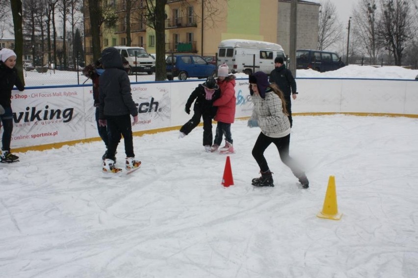 Ferie 2013 Wodzisław: Gra w hokeja i piłkę nożną na śniegu na koniec ferii