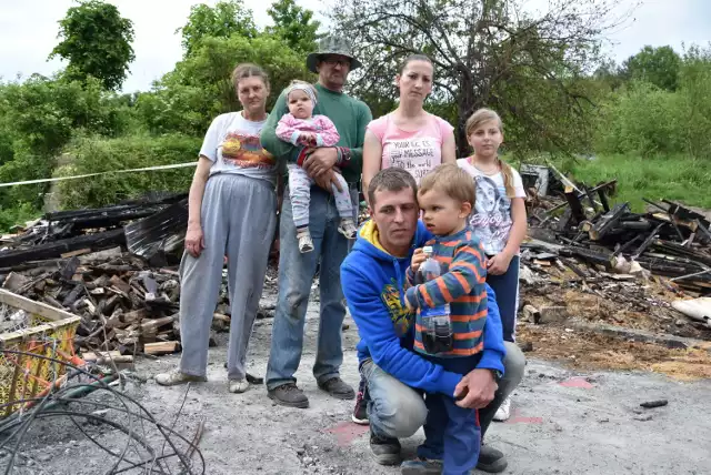 Siedmioosobowa rodzina Gabrychów liczy na pomoc dobrych ludzi. Sami nie są wstanie pozbierać się i wybudować domu