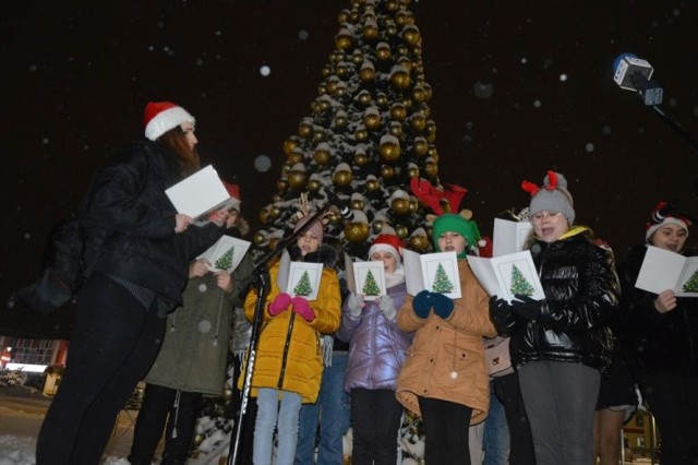 W poniedziałek 12 grudnia w Skarżysku - Kamiennej uroczyście zapalono iluminacje na miejskiej choince.