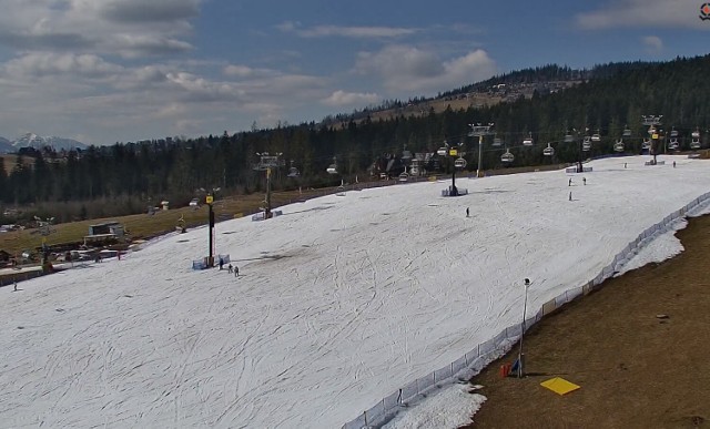 Większość wyciągów narciarskich na Podhalu już nie działa. DO niedzieli 26 marca będzie można szusować na Polanie Szymoszkowej w Zakopanem