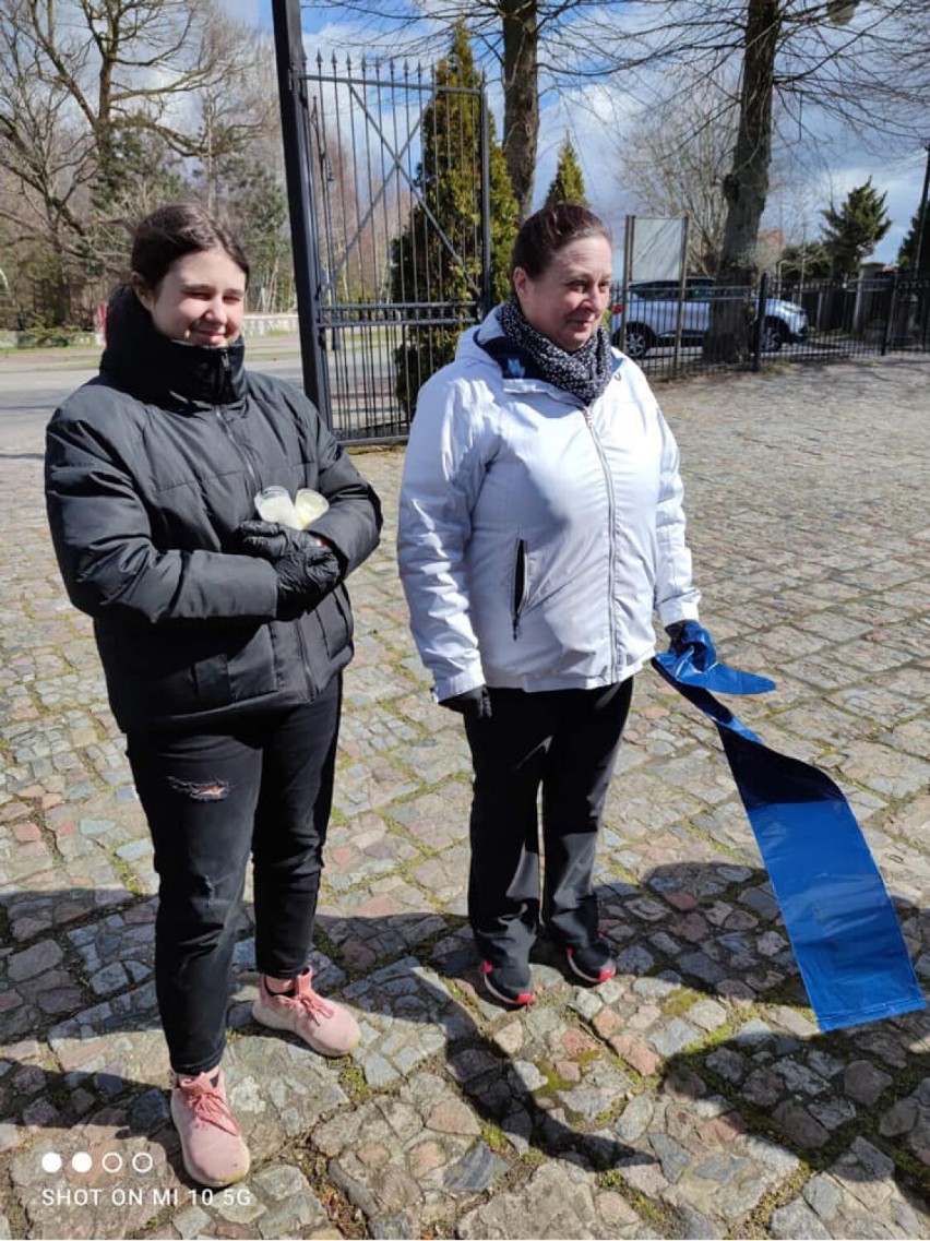 Młodzież Szkolnego Koła Wolontariatu SP w Łebie, posprzatała cmentarz