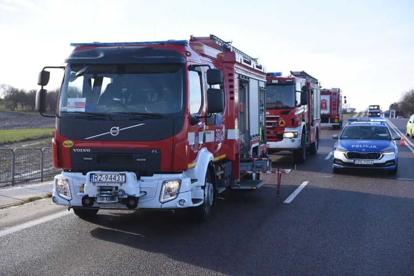 Wypadek na DK 77 w Żurawicy pod Przemyślem. Strażacy wycinali kierującego toyotą [ZDJĘCIA]