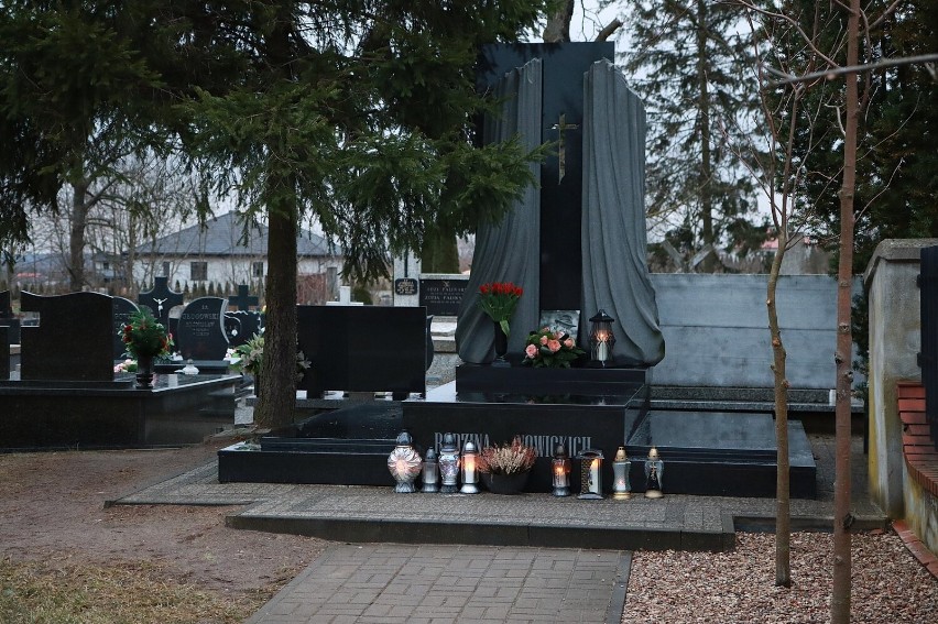 Tak teraz wygląda grób Jana Nowickiego na cmentarzu w...