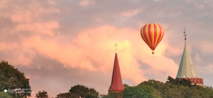 Podpatrzone w Stargardzie. Piękny widok! Podczas zachodu słońca nad naszym miastem latał balon w paski 