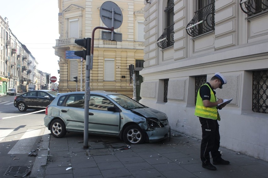 Wypadek na Gdańskiej w Łodzi. Samochód przygniótł dwie kobiety do budynku [ZDJĘCIA]