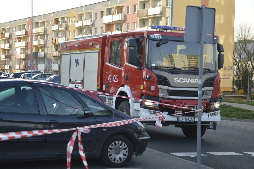 Głogów: Wybuch w bloku przy ulicy Oriona! 51-letni mężczyzna stracił dłoń. ZDJĘCIA, FILM