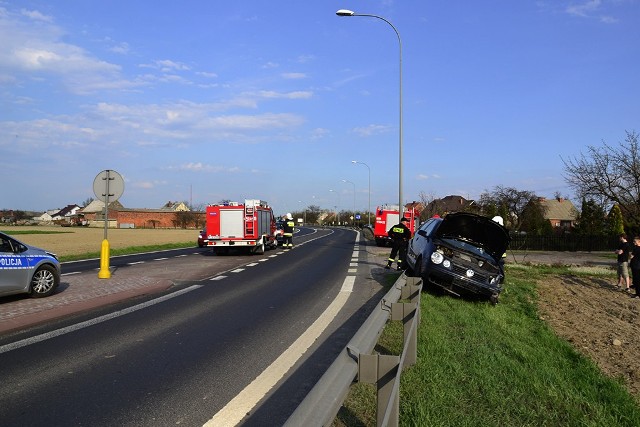 Do zdarzenia drogowego doszło w piątek w Wyszkach (gm. Kotlin). Kierujący Volkswagenem Polo jadąc od strony Pleszewa w kierunku Jarocina uderzył w znak drogowy, który znajdował się na wysepce i wjechał w przydrożne barierki. Kierujący pojazdem został przewieziony do szpitala w Jarocinie.

Widzisz coś ciekawego lub irytującego? Pisz na k.bachorz@glos.com, dodaj swój artykuł lub zadzwoń pod numer telefonu: 502-499-734