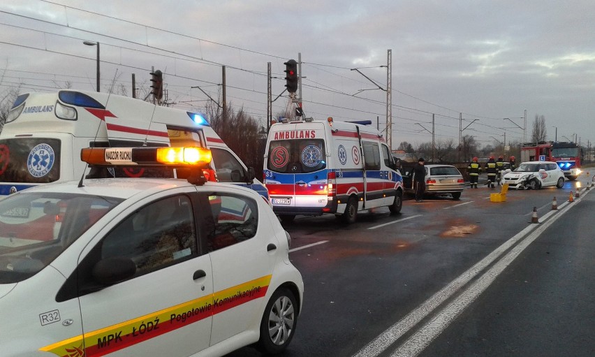 Wypadek na Maratońskiej w Łodzi. Auto nauki jazdy zderzyło się z dwoma BMW [ZDJĘCIA]
