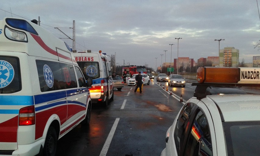 Wypadek na Maratońskiej w Łodzi. Auto nauki jazdy zderzyło się z dwoma BMW [ZDJĘCIA]