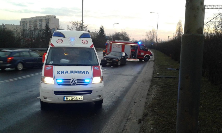 Wypadek na Maratońskiej w Łodzi. Auto nauki jazdy zderzyło się z dwoma BMW [ZDJĘCIA]