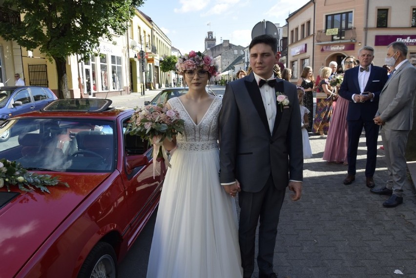 Damian Kardialik z narzeczoną Sylwią przyjechali do ślubu...