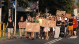 Demonstracja ulicami Milicza w obronie likwidowanych oddziałów w Milickim Centrum Medycznym ZDJĘCIA, FILM