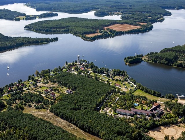 Położony jest w północno-zachodniej części Borów Tucholskich, na południowo-zachodnim skraju województwa pomorskiego, 70 km na południowy-zachód od Gdańska, w powiecie kościerskim.

Walory przyciągające turystów do WPK to jeziora z licznymi kąpieliskami i możliwością uprawiania sportów wodnych, rozległe kompleksy leśne, umożliwiające bliski kontakt z przyrodą, urozmaicony krajobraz. Rozwinięty system dróg i ścieżek leśnych oraz strefa zalesionych brzegów jezior stanowią o atrakcyjności Parku dla wędrówek pieszych i rowerowych, nordic walking, przejażdżek konnych w siodle, a także bryczkami czy saniami