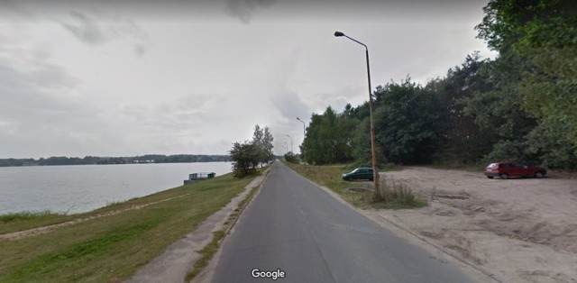google.com/maps Street ViewNadleśnictwo Kalisz. Decyzja odnośnie zamknięcia parkingu przy zalewie w Szałem została wstrzymana