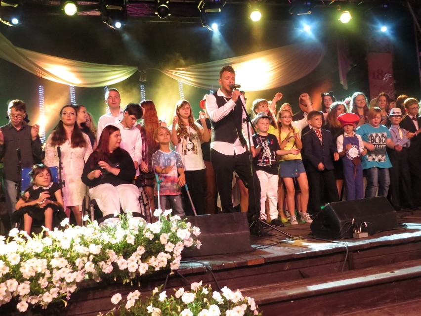 W Ciechocinku zaśpiewał Piotr Kupicha. Zrobił niespodziankę uczestnikom i widzom festiwalu