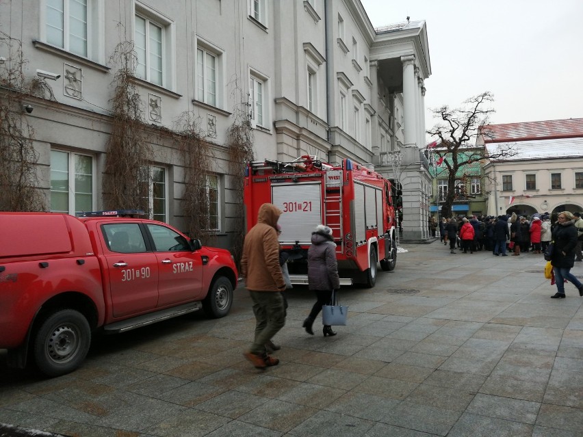 Ewakuacja w Urzędzie Miasta w Kielcach. Wszyscy musieli opuścić budynek!(ZDJĘCIA)