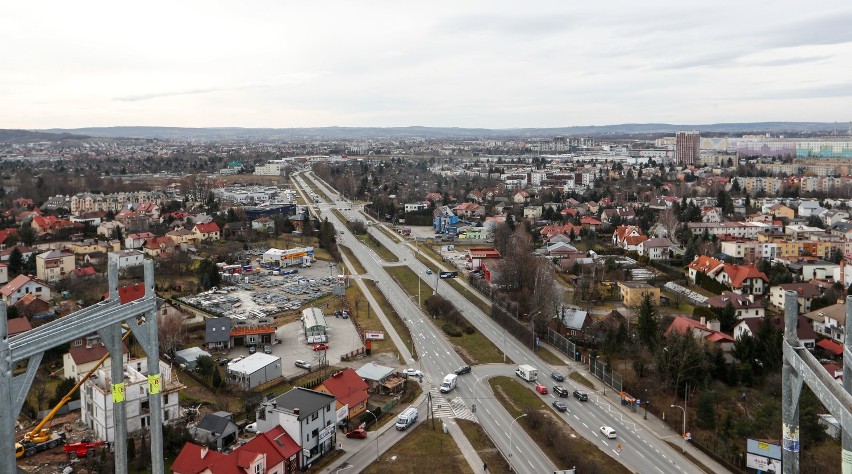 ST55. Widok na al. Armii Krajowej. W oddali katedra