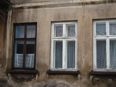 Mieszkańcy Kalwarii spoglądają w okna domu przy ulicy...