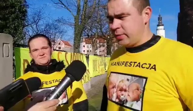 Daria Kolakowska i Krystian Skonieczny podczas protestu przed głogowskim sądem. To tam padły mocne słowa pod adresem opiekunów dzieci