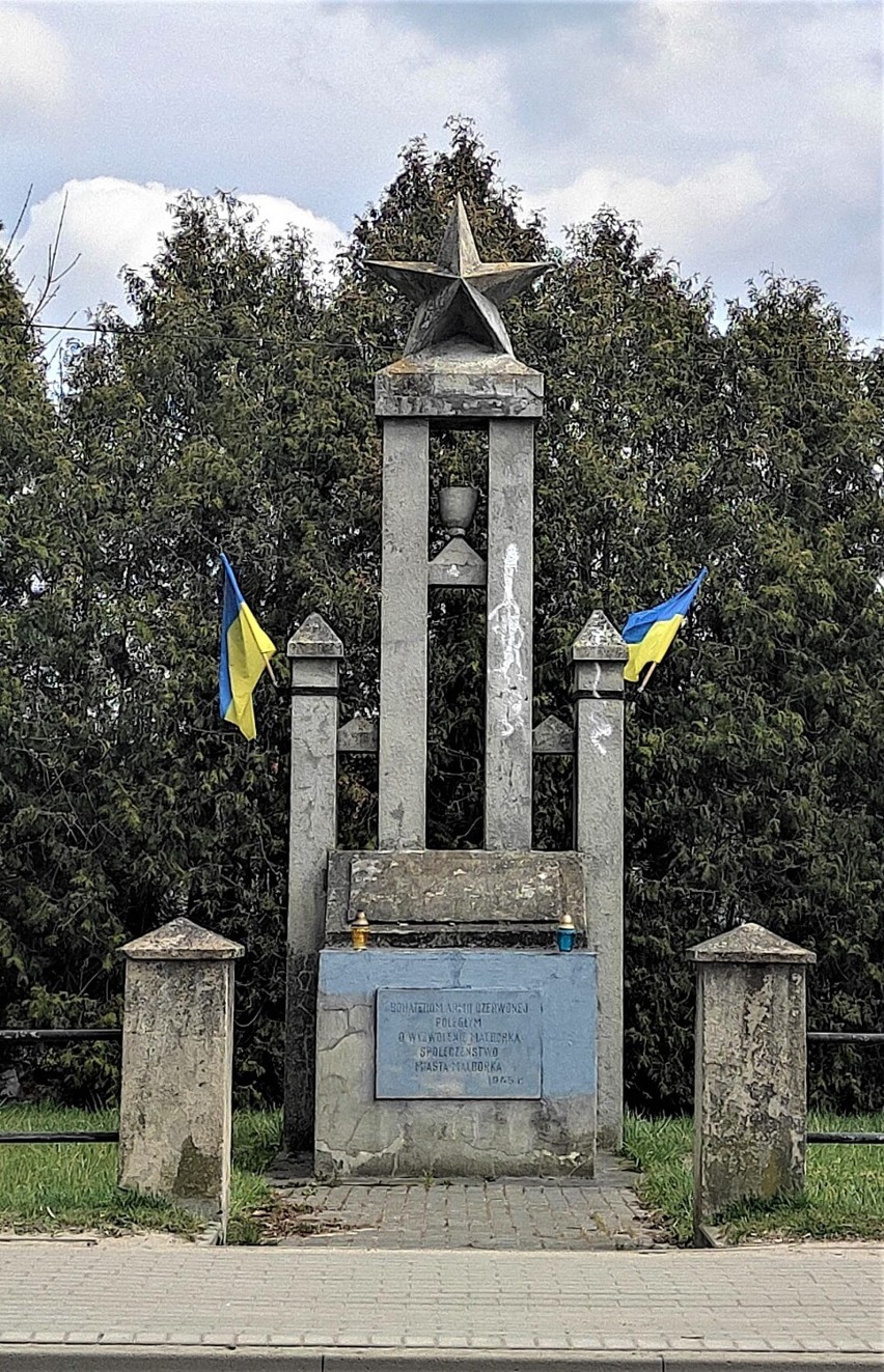 Malbork. Pomnik z gwiazdą wciąż stoi, choć IPN w Polsce usuwa już sowieckie symbole. Czy zostanie zburzony?