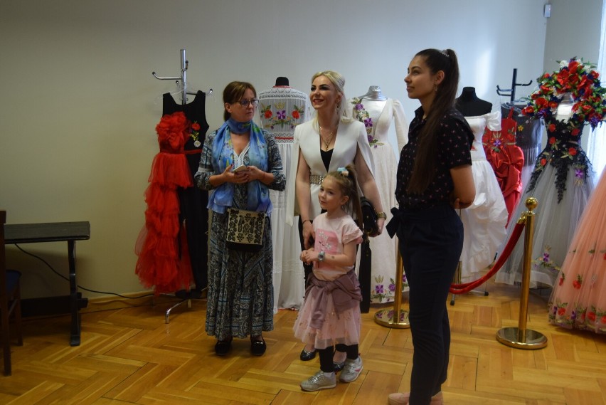 Europejska Noc Muzeów 2022 w Muzeum Ziemi Kościerskiej z niezwykłymi sukniami Kamili Froelke ZDJĘCIA