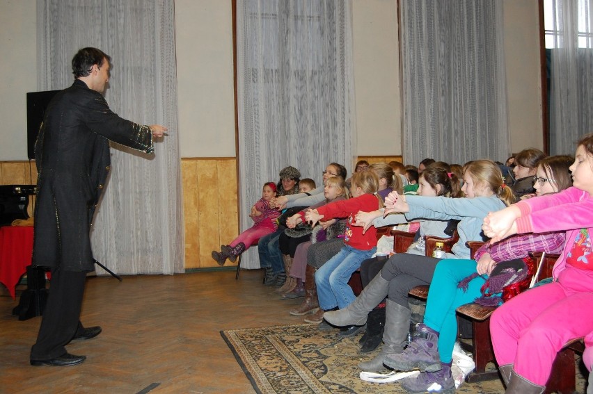 Iluzjonista wystąpił w Żuławskim Ośrodku Kultury. W sztuczkach pomagały mu dzieci z widowni